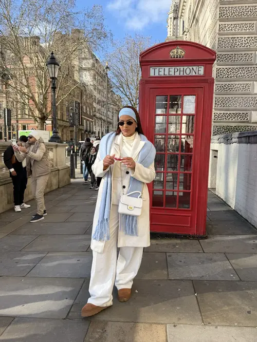 Rayane na cabine vermelha de Londres